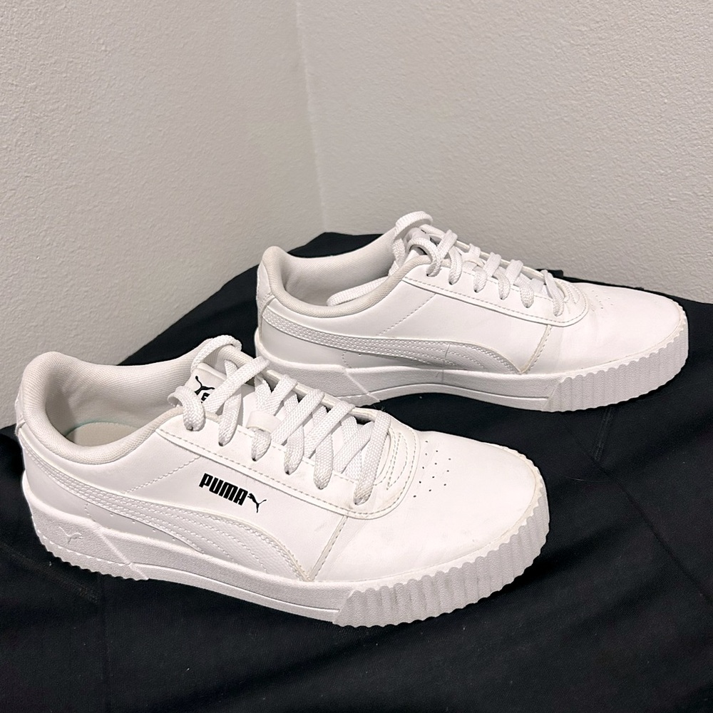 White leather puma tennis shoes size 8.5